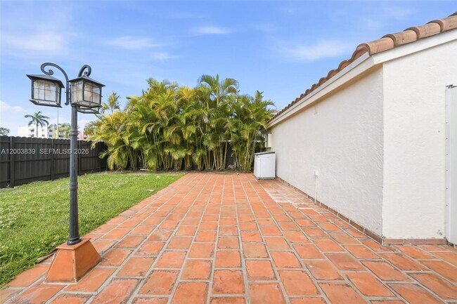 Building Photo - 631 SW 88th Ct