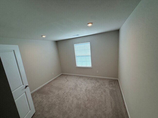Building Photo - Like New home in Monroe