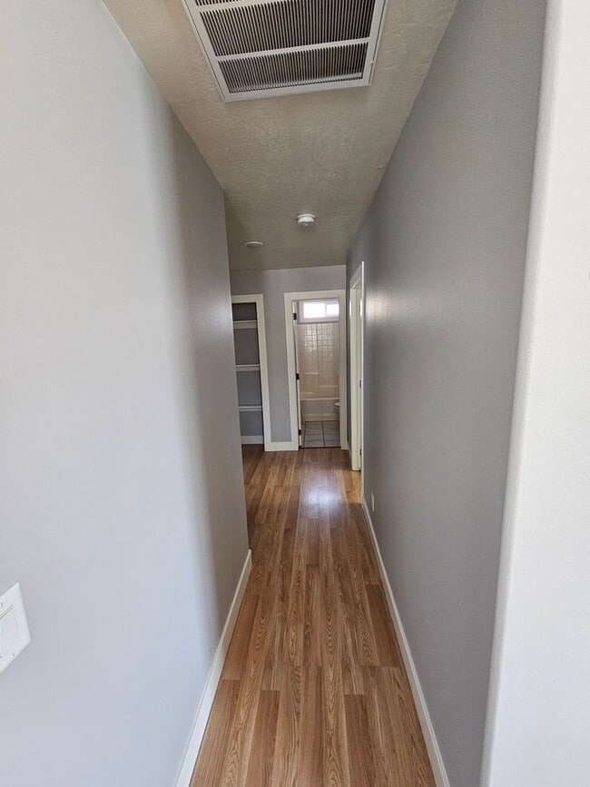 Building Photo - 3 bed 2 bath single level Home, Pet friendly