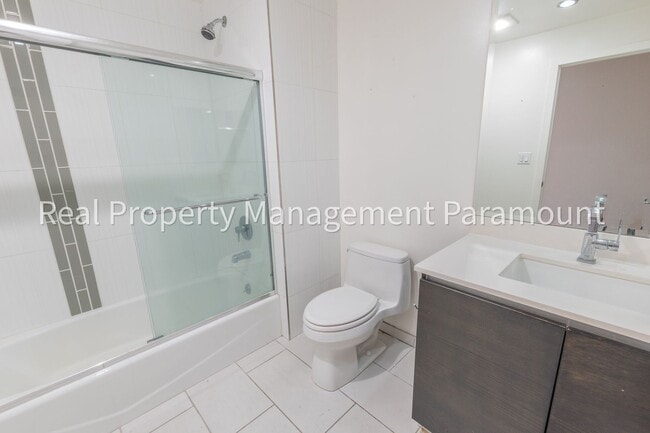Building Photo - Beautiful new 2 bed 2 bath
