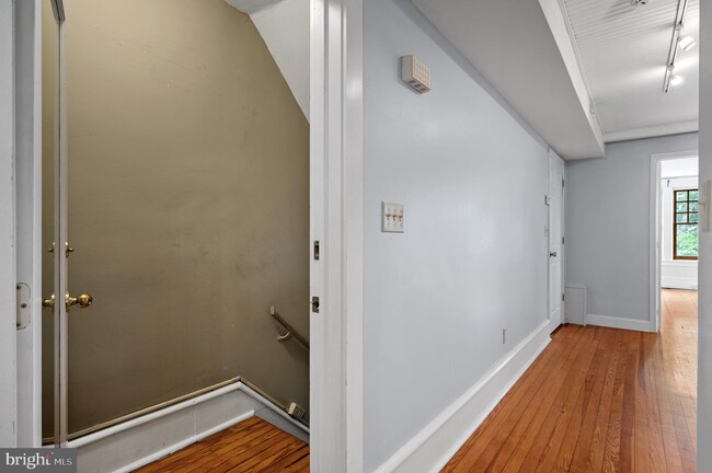 Building Photo - 221 A Kings Hwy E