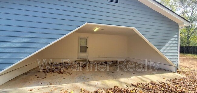 Building Photo - 1136 High Falls Rd