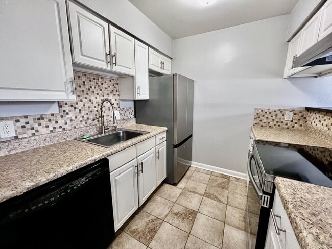 Building Photo - AMAZING 2 BED / 2 BATH CONDO – ONLY 8 BLOCKS FROM THE BEACH!