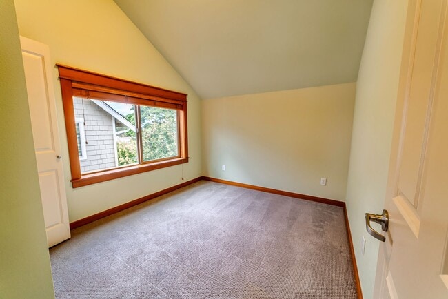 Building Photo - Beautiful 2BR/1.5BA Corner Townhome in the...