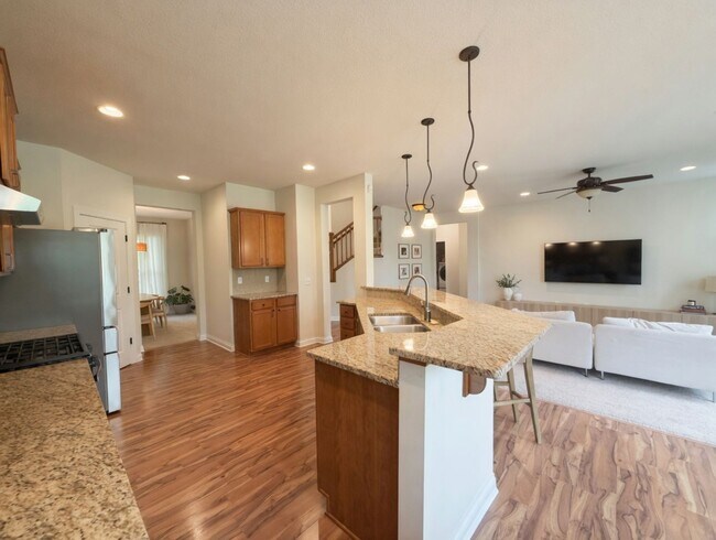 Building Photo - Beautiful 5bed 4bath Home, Nestled in a Prime Plymouth Neighborhood