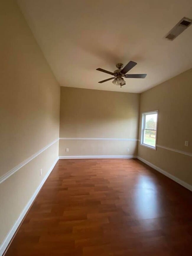 Building Photo - 3 Bed Home with 4 Car Garage!