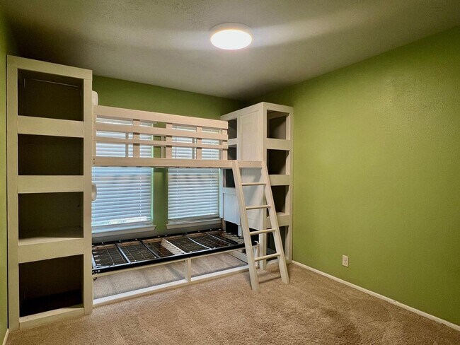 Building Photo - Charming Rental with Amazing Back Patio!