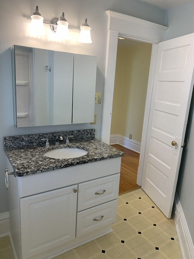 Building Photo - 628 37th St