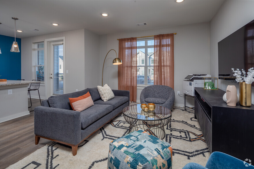 1BR, 1BA - Halley - 850SF - Living Room - Meridian Park