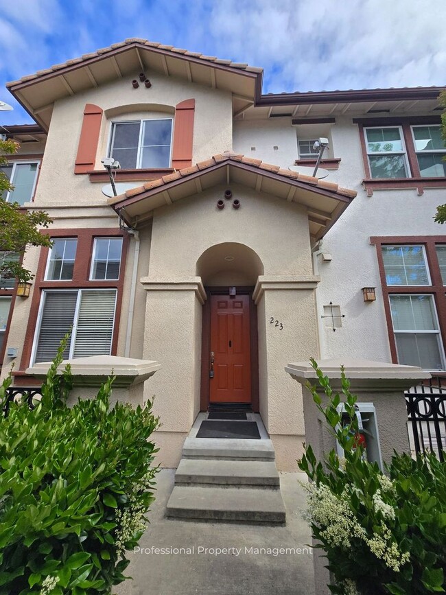 Building Photo - Beautifully Remodeled Tri Story Home located in a Gated Community ...