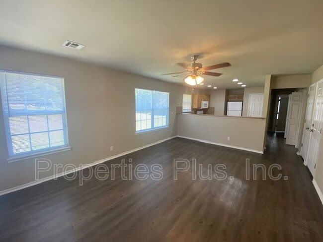 Building Photo - 982 Clearwater Cir