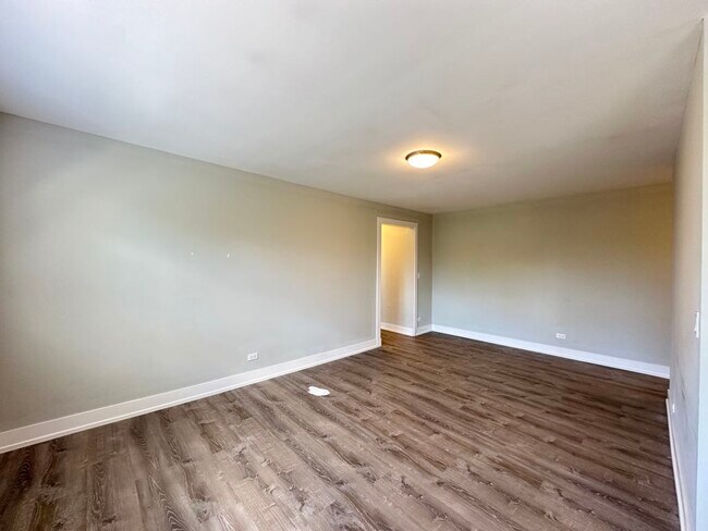 Building Photo - 533 W Surf St