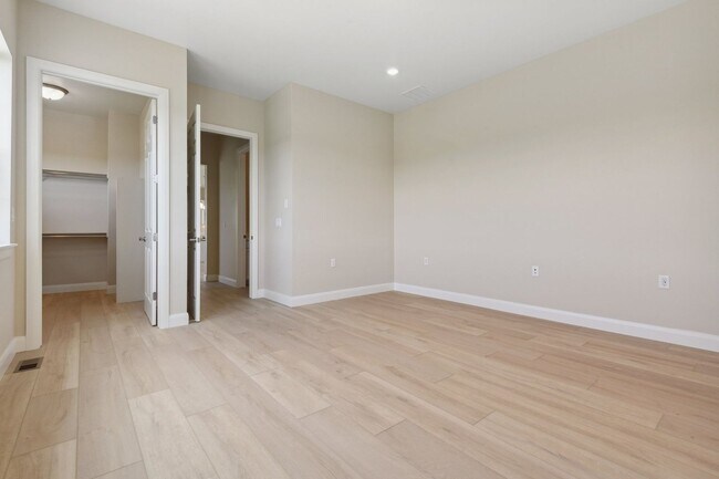 Building Photo - Gorgeous Ranch with 4 BR/3 1/2 Baths in Li...
