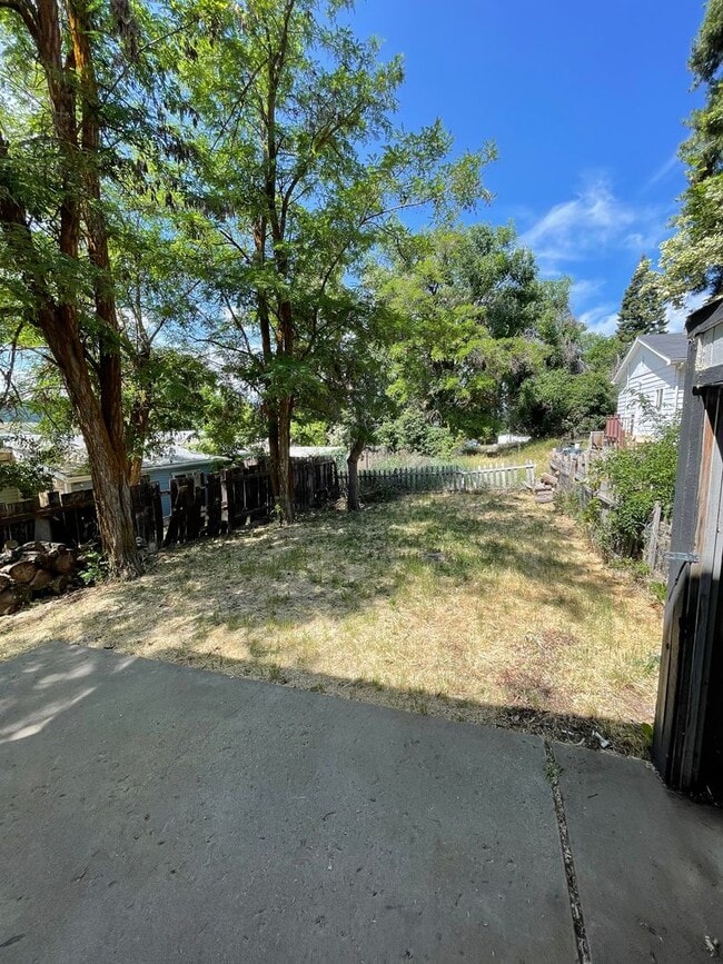 Building Photo - 3 Bed 1.5 Bath Townhouse