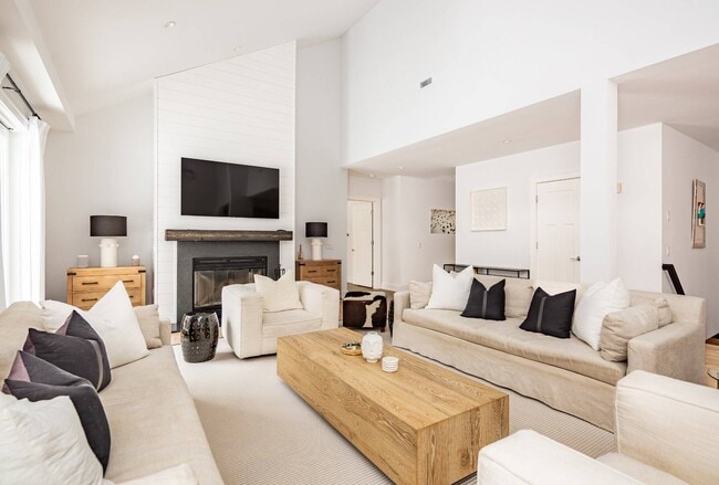 Building Photo - 72 Talmage Farm Ln