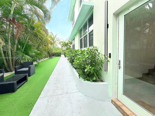 Building Photo - 315 W 28th St