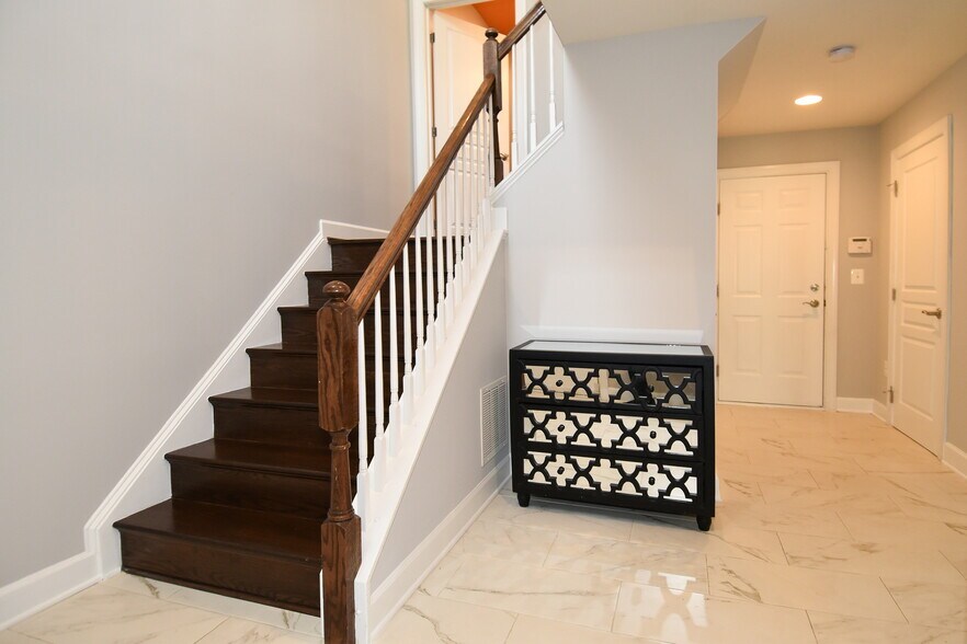 Building Photo - 2602 S Kenmore Ct