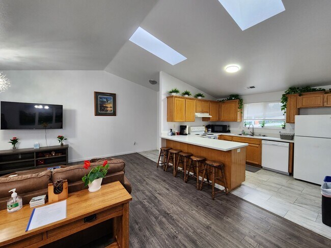 Building Photo - Fully Furnished House in Eureka