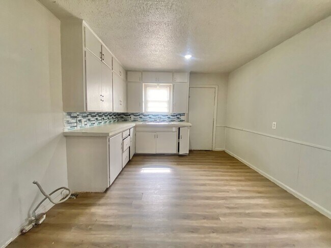 Building Photo - 2 bed 1 bath now available in Heart of Lubbock