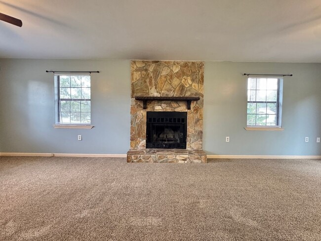 Building Photo - MOVE-IN READY!  [PET FRIENDLY]