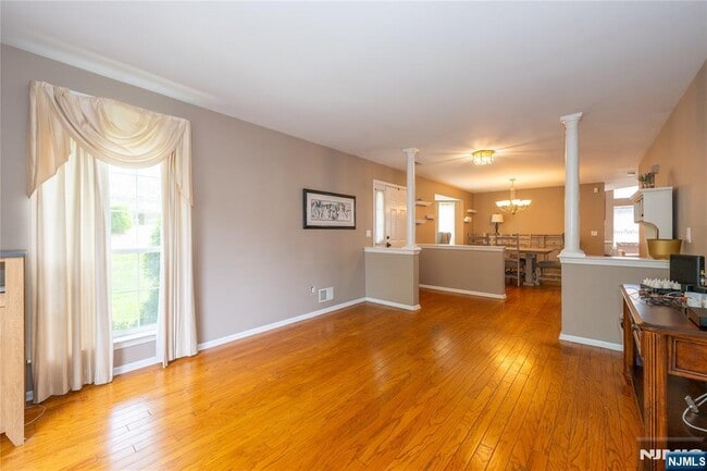 Building Photo - 533 Cascade Ct