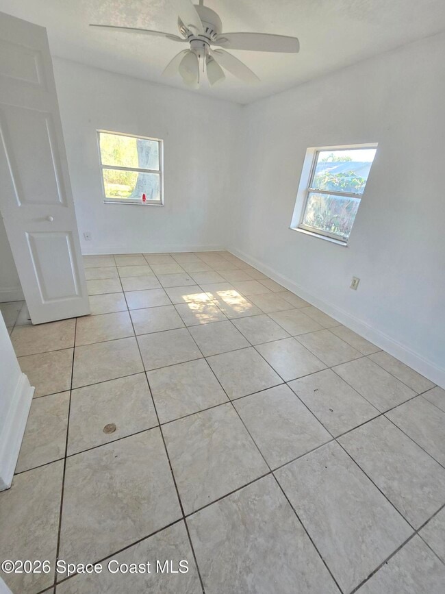 Building Photo - 771 Onyx Dr NE