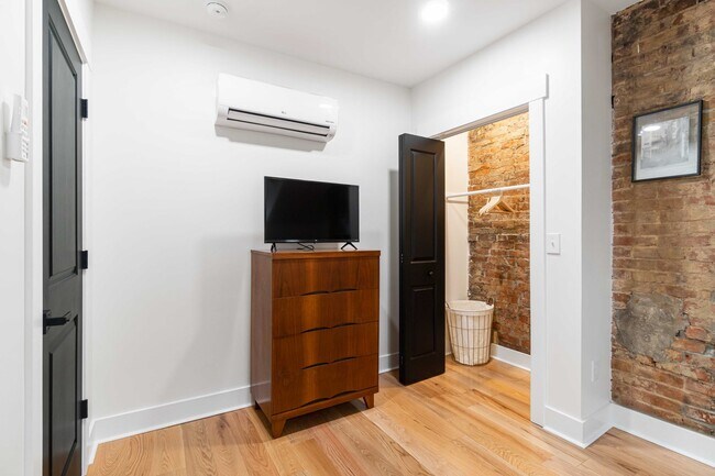 Building Photo - 6 Bed 4 bath Fully Furnished Oakland