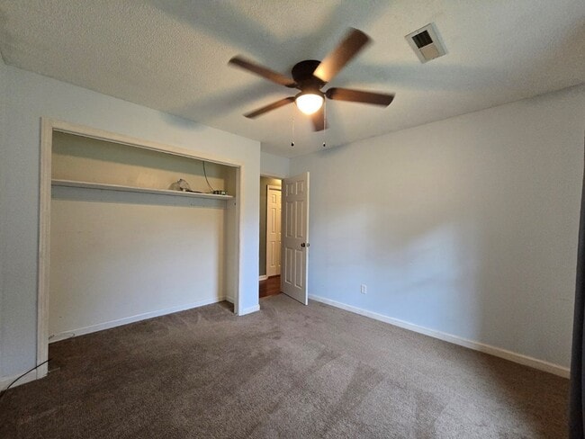 Building Photo - 805 Club Ln