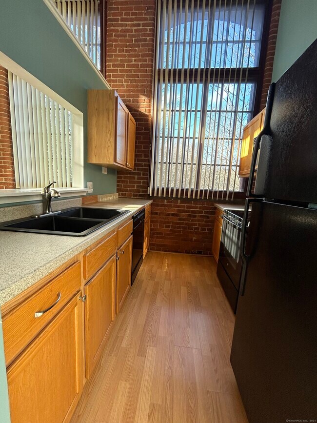 Building Photo - 839 Main St