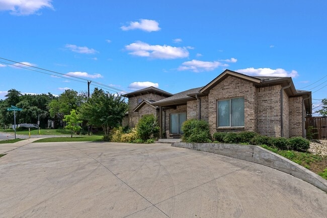 Building Photo - * MOVE IN 2028 * 6 Bed 4 Bath Home, Walk to TCU Campus, FREE Monthly Housekeeping