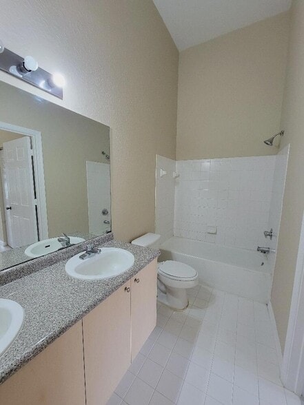 Building Photo - 220 Crestwood Cir