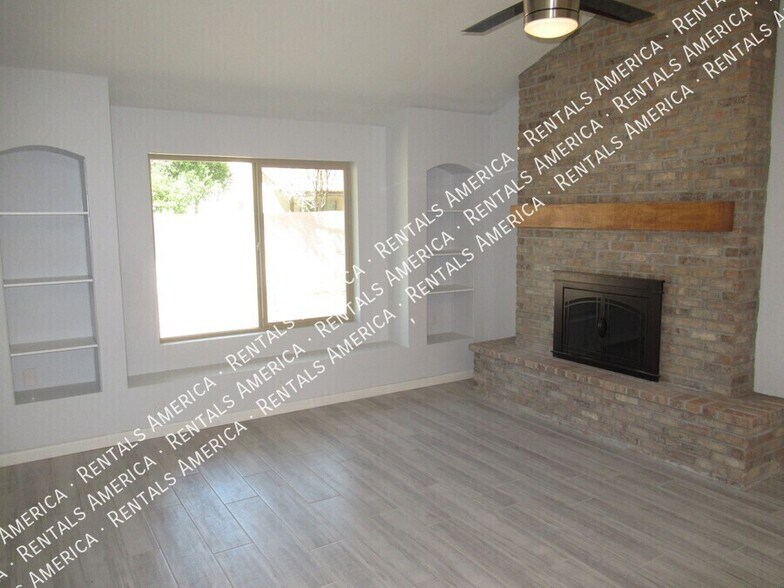 Building Photo - 380 E Barbarita Ave