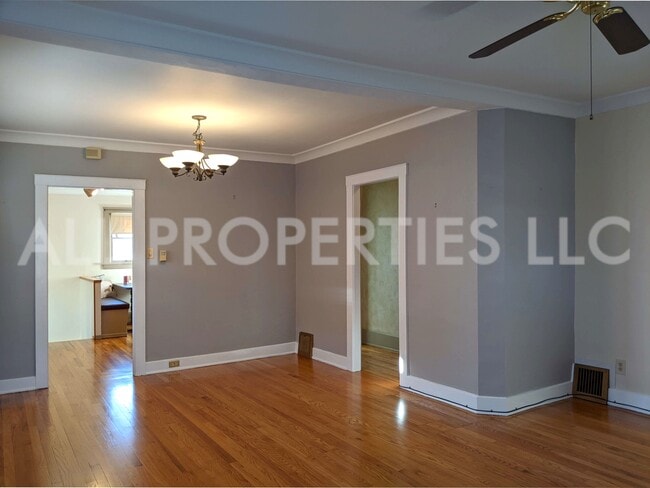 Building Photo - 557 S Race St