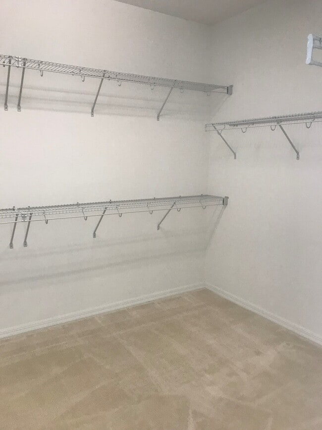 Building Photo - 5 Bedroom 3.5 Bathroom Family Home at Wind...