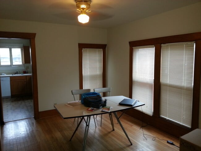 Building Photo - Move-In Special - 1/2 off your first month's rent!!!  DOWNTOWN 4 BEDROOM DUPLEX!!!  4 bedroom dup...