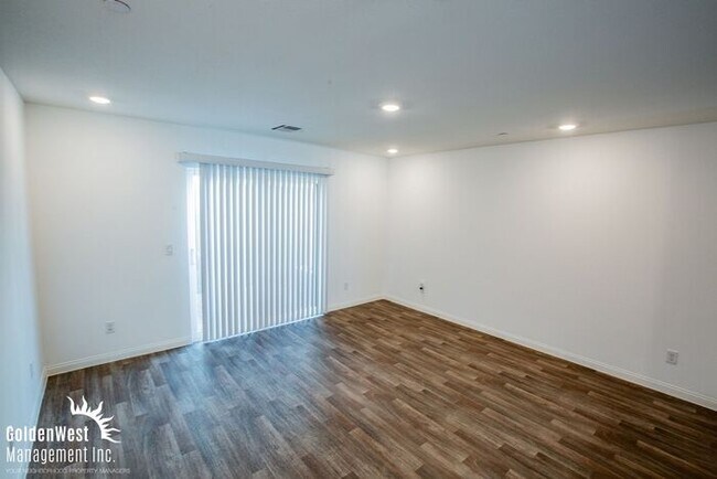Building Photo - Modern 3Bdm 2Ba Townhome with Community Pool in Southwest Las Vegas.