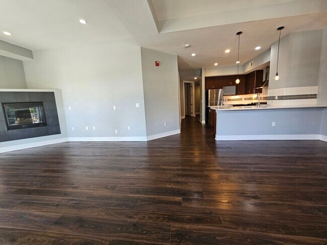 Building Photo - Congress Park High Rise Living! Huge Main Floor 2 Bed 2 Bath