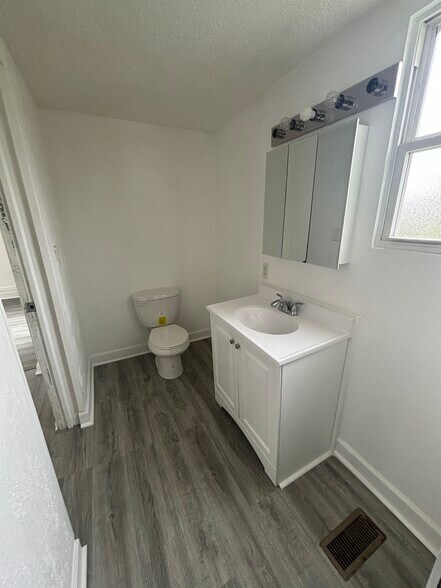 Building Photo - 633 W North St