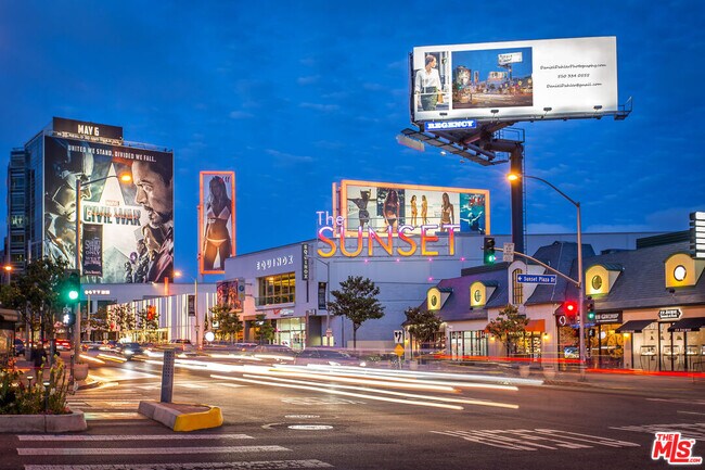 Building Photo - 900 N W Knoll Dr