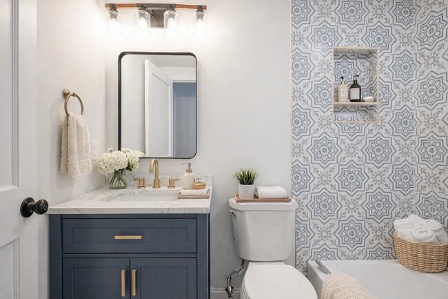 Building Photo - 615 S Delhi St