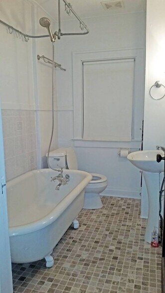 Building Photo - 2846 East Ave