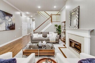 Building Photo - 4 bedroom in Chicago IL 60657