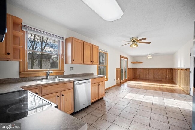Building Photo - 8669 Concord Dr
