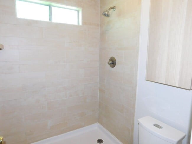 Building Photo - Spacious 2 bedroom- no neighbors under you !!