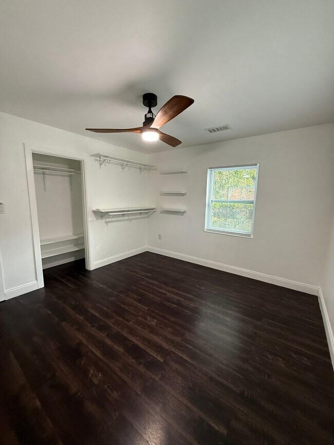 Building Photo - Renovated 2/1 Home walkable to Downtown De...