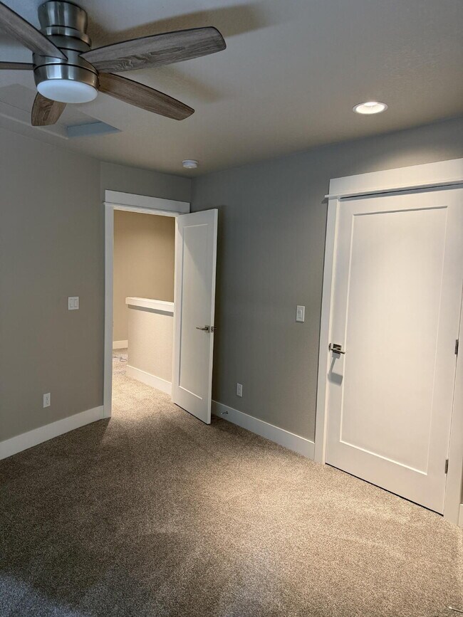 Building Photo - 3 Bed / 2 Bath Single-Family Home in West Linn