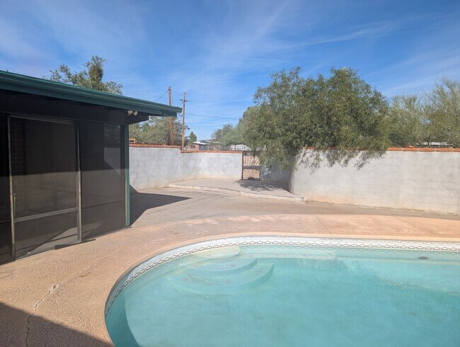 Building Photo - 4 Bedroom and 2 Bath Rental