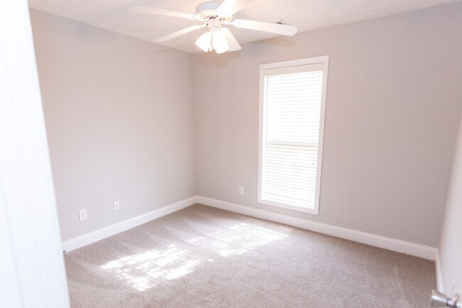 Building Photo - Beautiful 3 bedroom, 2 bath single family home