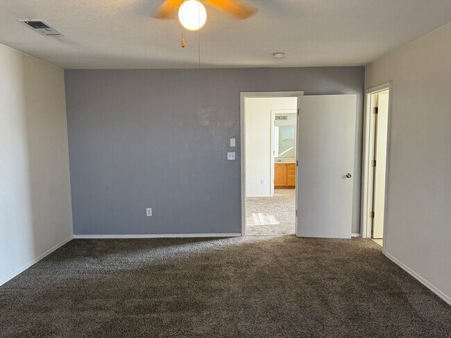 Building Photo - 4 Br, 2.5 Bath, loft upstairs, landscaped ...