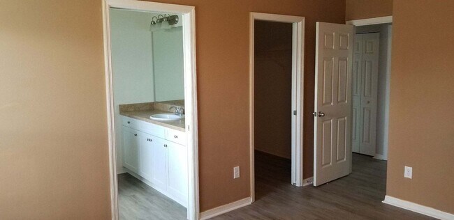 Building Photo - Well maintained 3/2/2 with pond view and community pool